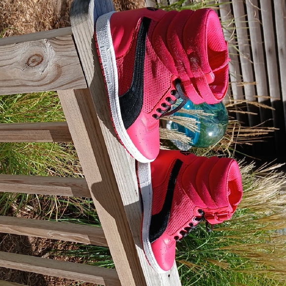 Puma Womens SIZE 8 Sneakers in Vibrant Pink and Black W/ Wedge Great Condition - Picture 10 of 12